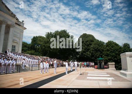 Japan Training Squadron Commander legt einen Kranz am Grab des Unbekannten Soldaten in Arlington National Cemtery (28047355510) Stockfoto