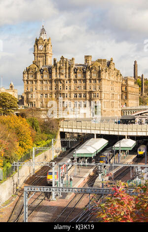 Blick über den Bahnhof Edinburgh Waverley unter dem Balmoral Hotel, ehemals North British Hotel. Edinburgh, Schottland. Vereinigtes Königreich Stockfoto