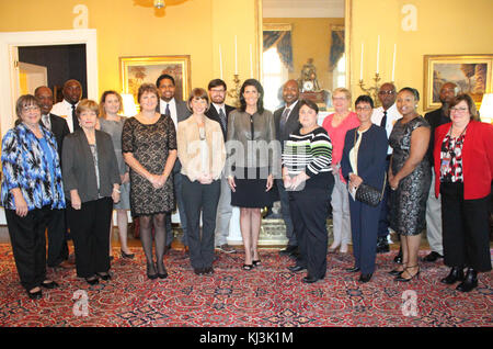 Dieses Bild bezieht sich auf Nikki Haley und hebt ihre Präsenz und ihren Einfluss während des Monats Oktober hervor. Sie kann mit ihrem öffentlichen Engagement, ihren Kampagnen oder anderen politischen Aktivitäten in Verbindung stehen. Stockfoto