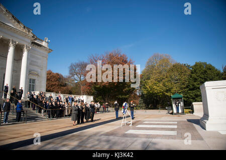 Arlington Damen Platz einen Kranz am Grabmal des Unbekannten Soldaten (30917651041) Stockfoto