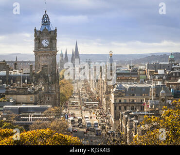 Princes Street in Edinburgh, Schottland. Blick vom Calton Hill Stockfoto