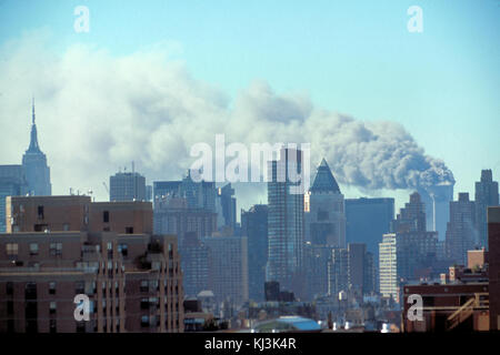 Skyline von Manhattan mit waberndem Rauch aus der Twin Towers (29385426736) Stockfoto