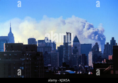 Nicht zugeschriebenes Foto des Rauchens, der während des Terroranschlags vom 11. September von den Zwillingstürmen aufwabte Stockfoto