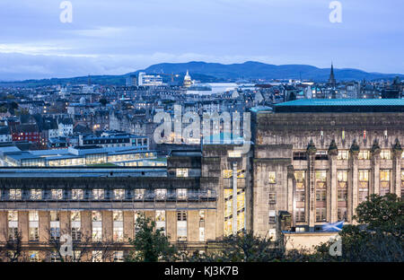 Blick nach Westen über Edinburgh City at dawn von Calton Hill. Edinburgh, Schottland, Großbritannien. Stockfoto