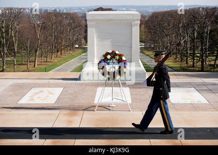 Um der Marine der Vereinigten Staaten von Amerika legt einen Kranz am Grabmal des Unbekannten Soldaten auf dem Arlington National Cemetery (31451938746) Stockfoto