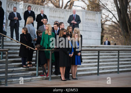 Präsident elect Donald J. Trumpf und Vice President-elect Mike Pence Ort einen Kranz am Grabmal des Unbekannten Soldaten in Arlington National Cemetery (32260594582) Stockfoto