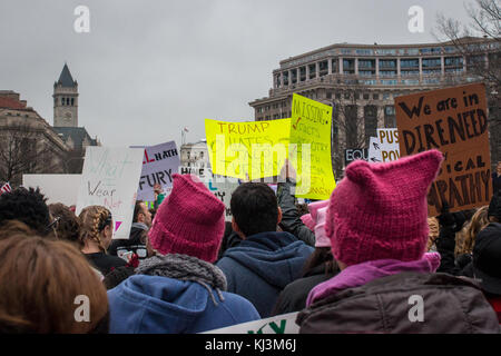 Dieses Foto zeigt einen Moment des DC Women's March, ein bedeutendes Ereignis in der Geschichte der Frauenrechte und des sozialen Aktivismus in den Vereinigten Staaten. Der marsch war eine starke Demonstration der Einheit und der Unterstützung für die Gleichstellung der Geschlechter. Stockfoto