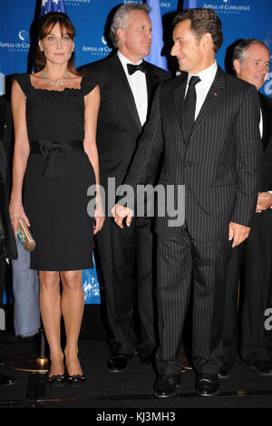 New York - 23. September: der französische Präsident Nicolas Sarkozy, Frau Carla Bruni Sarkozy und ehemaligen Außenminister Henry Kissinger nehmen an der 2008 Appell des Gewissens Grundlage Abendessen Auszeichnungen in der Waldorf - Astoria Hotel 23. September 2008 in New York City. Sarkozy mit dem Appell des Gewissens World Statesman Award wurde für seine Führungsrolle bei der Förderung der Freiheit, Toleranz und interreligiöse Verständigung Menschen: Nicolas Sarkozy, Carla Bruni Sarkozy präsentiert Stockfoto