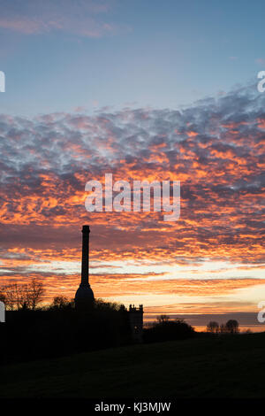 Sonnenuntergang über Bliss Tweed Mühle. Silhouette. Chipping Norton, Cotswolds, Oxfordshire, England Stockfoto