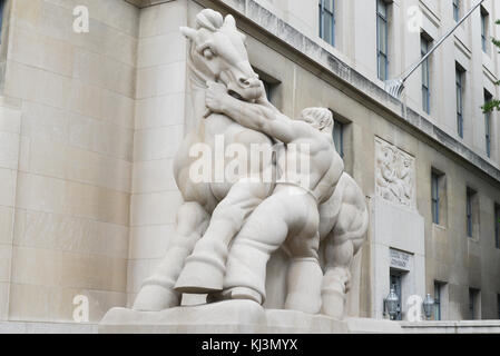 Mann die Kontrolle des Handels Statue vor der Federal Trade Commission Gebäude Stockfoto