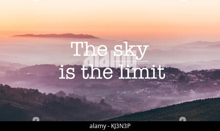 Inspirational motivation Zitat mit dem Satz "der Himmel ist die Grenze", nebligen Berge Hintergrund Stockfoto
