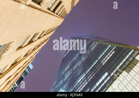 Das One World Trade Center in der Nacht, in der ersten Woche, während der Mieter begonnen, das Gebäude zu besetzen. Stockfoto