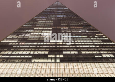 Das One World Trade Center in der Nacht, in der ersten Woche, während der Mieter begonnen, das Gebäude zu besetzen. Stockfoto