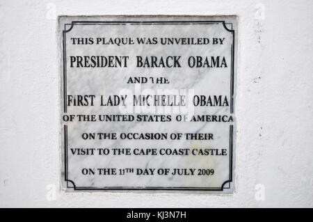 Cape Coast Castle Plakette in Ghana zum Gedenken an den Besuch von US-Präsident Barack Obama und der First Lady Michelle Obama am 11. Juli 2009. Stockfoto