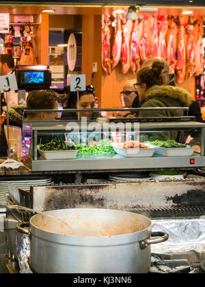 Barcelona, Spanien - 11. Nov. 2016: Menschen versammeln sich an einem Essen stand auf Barcelonas berühmte La Boqueria Lebensmittelmarkt. Stockfoto