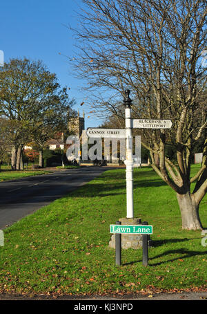 Traditionelles Dorf Schild, ein wenig Downham, in der Nähe von Ely, Cambridgeshire, England, Großbritannien Stockfoto