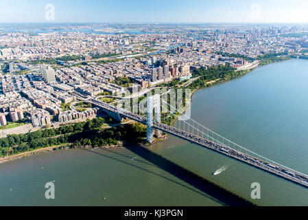 Beeindruckende Luftaufnahme der George Washington Brücke von einem Hubschrauber. Stockfoto