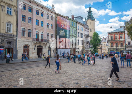 Marktplatz der Altstadt in Lviv Stadt, größte Stadt in der westlichen Ukraine. Blick mit Glockenturm der Erzkathedrale Basilika der Himmelfahrt des Segnen Stockfoto