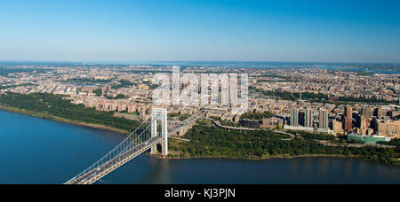 Beeindruckende Luftaufnahme der George Washington Brücke von einem Hubschrauber. Stockfoto