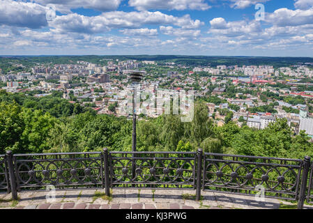 Luftaufnahme vom Union of Lublin Mound im High Castle Park auf dem Gipfel des Burghügels in Lviv Stadt, Ukraine Stockfoto