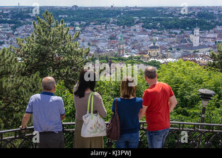 Touristen auf einem Union of Lublin Hügel im High Castle Park auf dem Gipfel des Burghügels in Lviv Stadt, Ukraine. Blick auf die Altstadt Stockfoto