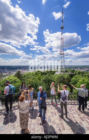 Touristen auf einem Union of Lublin Hügel im High Castle Park auf dem Gipfel des Burghügels in Lviv Stadt, Ukraine Stockfoto