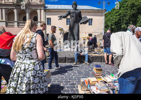 Flohmarkt um Drucker Ivan Fjodorov Denkmal vor dem City Arsenal Gebäude in Lviv Stadt, West-Ukraine Stockfoto