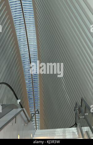 Innenraum der Oculus trasit Nabe, die von dem spanischen Architekten Santiago Calatrava entworfen wurde. Stockfoto