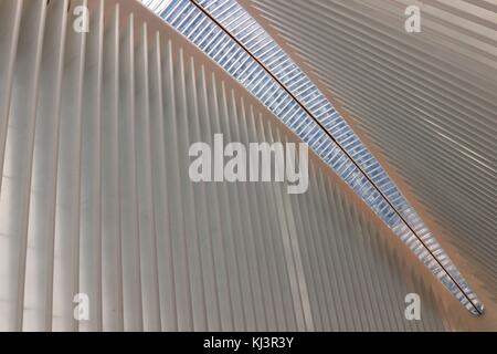Innenraum der Oculus trasit Nabe, die von dem spanischen Architekten Santiago Calatrava entworfen wurde. Stockfoto