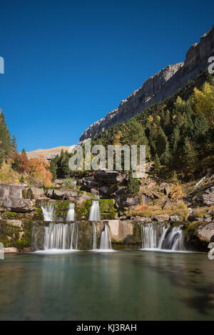 Schöne Landschaft von einer Kaskade im Ordesa Nationalpark in den aragonesischen Pyrenäen, Spanien. Stockfoto