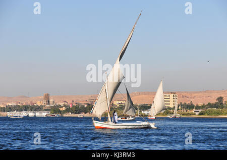 Assuan, Ägypten - 27 Dezember, 2008: Ägyptische nubian auf einer Feluke auf dem Nil von Assuan. Stockfoto