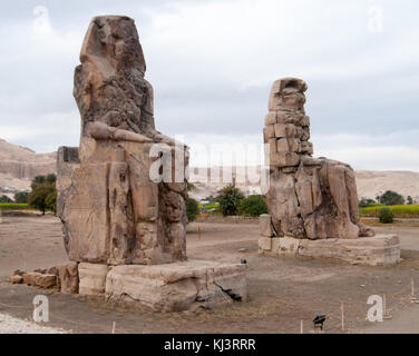 Alte collosi von Memnon, Luxor, Ägypten. massiven steinernen Statuen von Pharao Amenophis III. Stockfoto