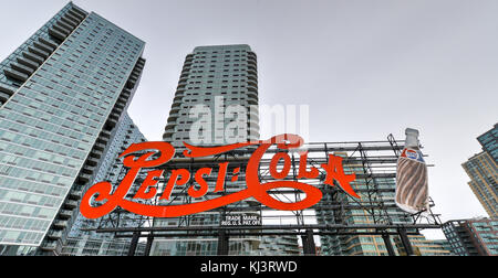 New York - 23. März 2014: Wahrzeichen Pepsi Cola Schild in Long Island City am 23. März 2014. Diese historische 147 Fuß Zeichen einmal auf der Pepsi Fabrik ist kein Stockfoto