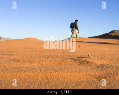 Touristische entlang der Sand von Wadi Rum, Jordanien reisen. Stockfoto