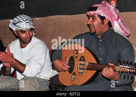 Wadi Rum, Jordanien - 5. Januar 2009: Gitarre spielen an einem jordanischen Campingplatz in Wadi Rum. Stockfoto