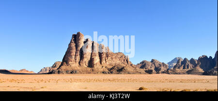 Die sieben Säulen der Weisheit in Wadi Rum, Jordanien. Es ist ein Tal in den Sandstein und Granit im südlichen Jordanien 60 km östlich von Aqaba; Stockfoto