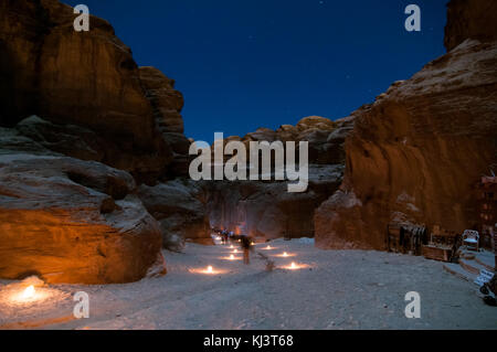 Trail an die Staatskasse (khasneh) in Petra, Jordanien bei Nacht - eine der schönsten Seiten im Nahen Osten Stockfoto
