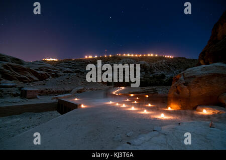 Trail an die Staatskasse (khasneh) in Petra, Jordanien bei Nacht - eine der schönsten Seiten im Nahen Osten Stockfoto