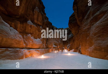 Trail an die Staatskasse (khasneh) in Petra, Jordanien bei Nacht - eine der schönsten Seiten im Nahen Osten Stockfoto