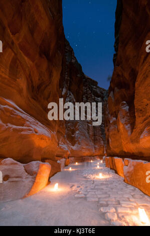 Trail an die Staatskasse (khasneh) in Petra, Jordanien bei Nacht - eine der schönsten Seiten im Nahen Osten Stockfoto