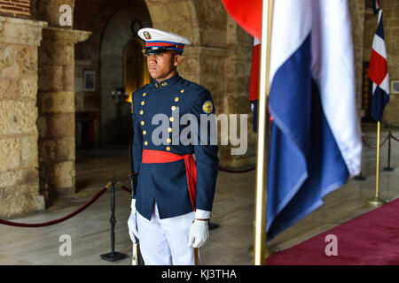 Santo Domingo Dominikanische Republik - September 2, 2014: Soldat Wache in der nationalen Pantheon in Santo Domingo Dominikanische Republik. Stockfoto