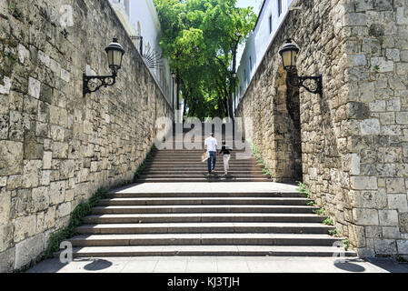 Santo Domingo, Dominikanische Republik - September 2, 2014: Vater und Tochter gehen die Schritte der El Conde Street in Santo Domingo, Dominikanische Republik Stockfoto