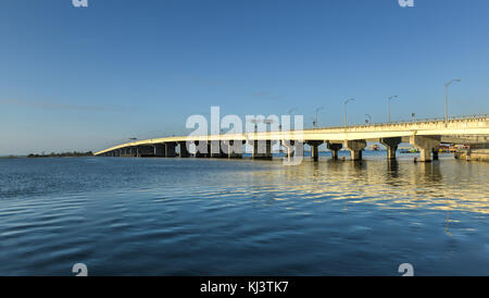 Das Kreuz bay Veterans Memorial Bridge, bay Boulevard trägt aus breiten Kanal in Jamaica Bay zu den rockaway Halbinsel, und befindet sich in Stockfoto