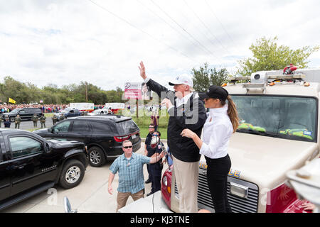 HOUSTON, TX - AUGUST 29: Präsident Donald J. Trump, zusammen mit First Lady Melania Trump, steht auf einem Feuerwehrauto, um eine texanische Staatsflagge zu zeigen, nachdem er sich an Ersthelfer und Anwohner nach seinem Treffen mit dem texanischen Gouverneur Greg Abbott, FEMA-Administrator William ÒBrockÓ Long und Vertreter des Roten Kreuzes, der US-Küstenwache, der lokalen Strafverfolgungsbehörden und der Versorgungsunternehmen bei einer Informationsveranstaltung über Hurrikan Harvey Sturmhilfe und Rettungsaktionen, Dienstag, 29. August 2017, in Corpus Christi, Texas Menschen: Präsident Donald J. Trump und First Lady Melania TrumpÕ Stockfoto