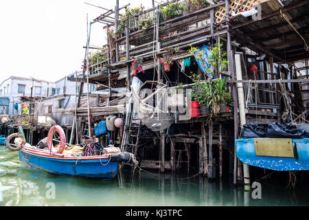 Reihen von traditionellen hölzernen Pfahlbauten in Tai O, ein Fischerdorf auf der westlichen Insel Lantau in Hongkong. Stockfoto