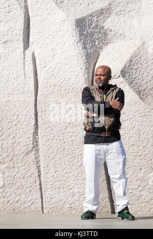 Afroamerikanischer Mann, der Martin Luther King nachahmt, posiert vor dem Martin Luther King Memorial, West Potomac Park, Washington, D.C., Vereinigte Staaten Stockfoto