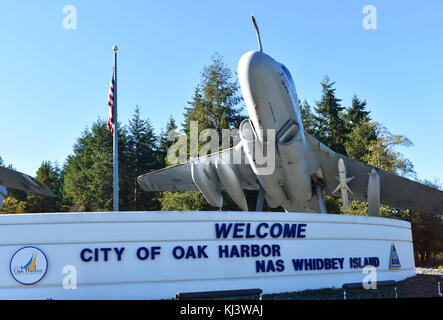 Zwei Navy fighter Jets mit Bomben unter Willkommen Besucher nach Oak Harbor auf Whidbey Island im Bundesstaat Washington. Stockfoto
