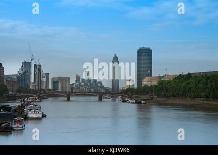 Stadt Kreuzfahrtschiffe auf der Themse, auf dem Hintergrund der Lambert Bridge und London Towers am Morgen in London, England. Stockfoto