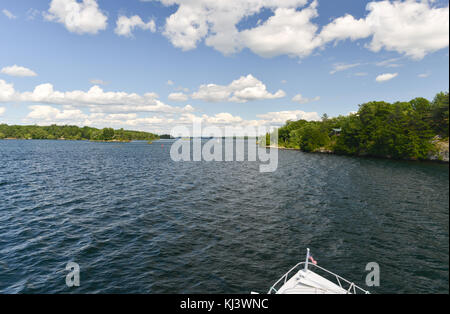 Blick von einem Boot auf der tausend Inseln am St. Lawrence River. Stockfoto