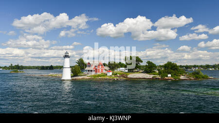 Haus mit Leuchtturm in der tausend Inseln am St. Lawrence River. Stockfoto